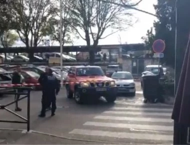Νότια Γαλλία: Γυναίκα με σακίδιο εισέβαλε σε τράπεζα και απειλεί να ανατινάξει το κτίριο